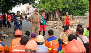 Sekcam Mamajang Pimpin Pelaksanaan Penertiban Lapak/Bangunan Liar di Areal Pemakaman Umum Dadi