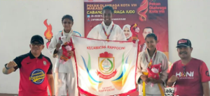 Camat Rappocini Serahkan Medali Emas kepada Atlet Putri Cabor Judo di FIK UNM