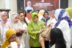 Ketua Dekranasda Makassar Dorong Kreativitas Perempuan dalam Pelatihan Pembuatan Kalung Etnik