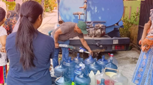 Dinas Sosial Kota Makassar Distribusikan Air Bersih di kelurahan Manggala