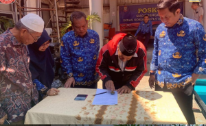 Dinas Sosial Kota Makassar Serahkan Paket Permandian Jenazah kepada 10 Pengurus Masjid