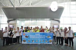 Launching “Kota Makan Enak”, Dinas Pariwisata Makassar Bagikan Pisang Ijo ke Penumpang Garuda Indonesia