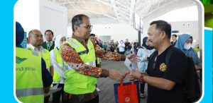 Kadispar dan Walikota Makassar Berbagi Bingkisan di Bandara Sultan Hasanuddin