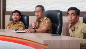 Camat Mariso Kumpulkan Satgas Kebersihan Penyapu Jalan Berikan Arahan