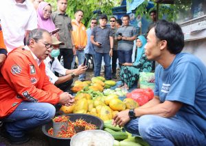 Blusukan ke Pasar Sentral Palakka Bone, Danny Pomanto Sebut PR Besar Kandidat Bangkitkan Ekonomi Masyarakat