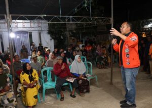 Sudah Larut, Ratusan Warga di Siwa Tetap Nantikan Kedatangan Danny Pomanto