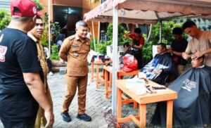 Berdayakan 12 UMKM “Barber”, Kecamatan Mamajang Gelar Cukur Gratis