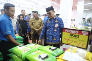 Jelang Nataru, Pj Sekda Makassar Tinjau Harga Pasar Tradisional dan Swalayan