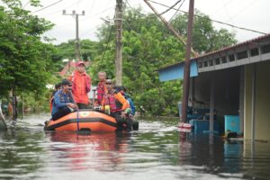 Tinjau Banjir di Manggala, Danny Pomanto Minta Dinkes Pantau Kondisi Kesehatan Korban yang Menolak Mengungsi