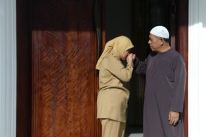 Tugas Perdana, Wakil Wali Kota Makassar Aliyah Mustika Ilham Pamit dan Salim ke Suami