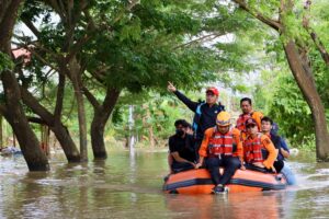 Danny Pomanto Tinjau Banjir di Manggala, Temui Warga Terdampak dan Bawa Bantuan