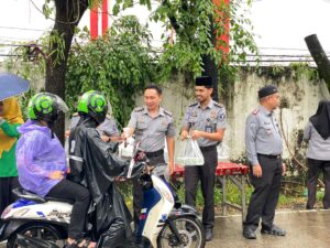 Rutan Makassar Bagikan 200 Takjil untuk Pengendara