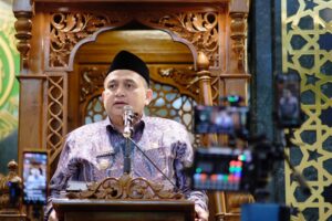 Wali Kota Makassar Tarawih Bersama Jemaah Masjid Raudhatul Muflihien