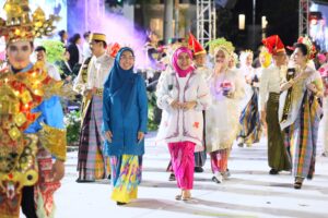 Pesona Budaya Makassar Warnai Karnaval Apeksi 2025 Bersama Wakil Wali Kota dan Ketua TP PKK