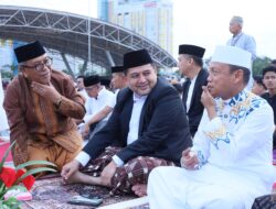 Munafri-Aliyah Bersama Ribuan Jamaah Salat iduladha di Lapangan Karebosi