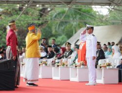 Wali Kota Munafri Pimpin Penurunan Bendera, Tampil dengan Pakaian Adat Toraja