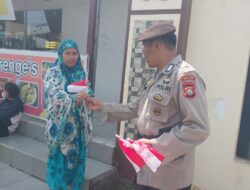 Satuan Intelkam Polrestabes Makassar Berbagi Bendera ke Warga Jelang HUT Kemerdekaan RI ke 80