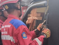 Pintu Mobilnya Terkunci dari Dalam, Warga Minta Bantuan Dinas Damkarmat Makassar
