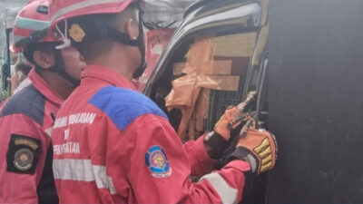 Pintu Mobilnya Terkunci dari Dalam, Warga Minta Bantuan Dinas Damkarmat Makassar