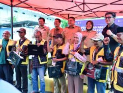 Perumda Parkir Serahkan Hadiah Program Racing Parkir Digital ke Jukir