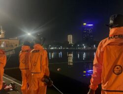 Menembus Ombak, BPBD Makassar Selamatkan Lima Nelayan di Barrang Lompoa