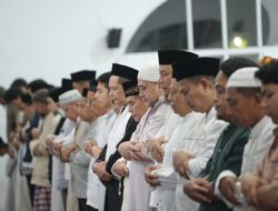 Wali Kota Munafri Salat Tarawih Perdana di Masjid Agung 45