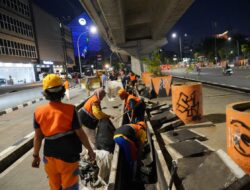 Jaga Estetika Kota, Pemkot Makassar Bersihkan Sampah dan Drainase di Bawah Tol Pettarani